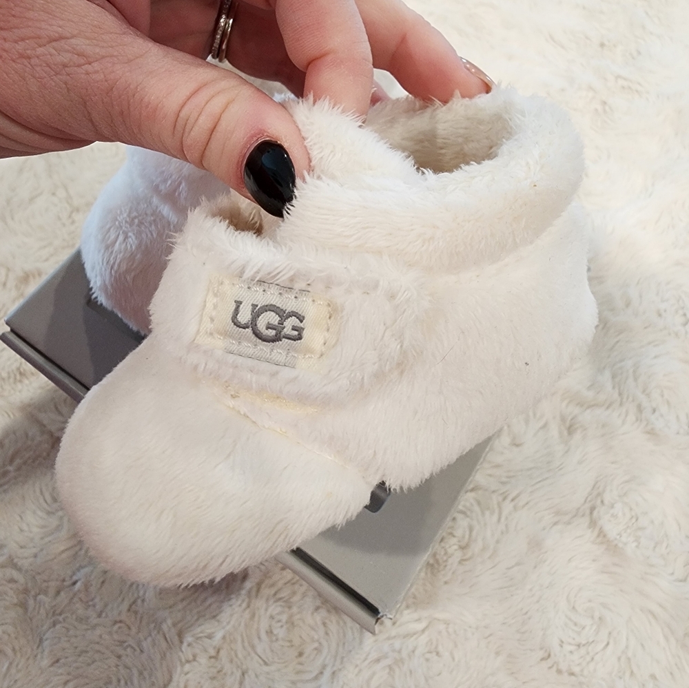 UGG Baby Girl Faux Fur Crib Shoe Boots, White, New in Box, Size 2/3